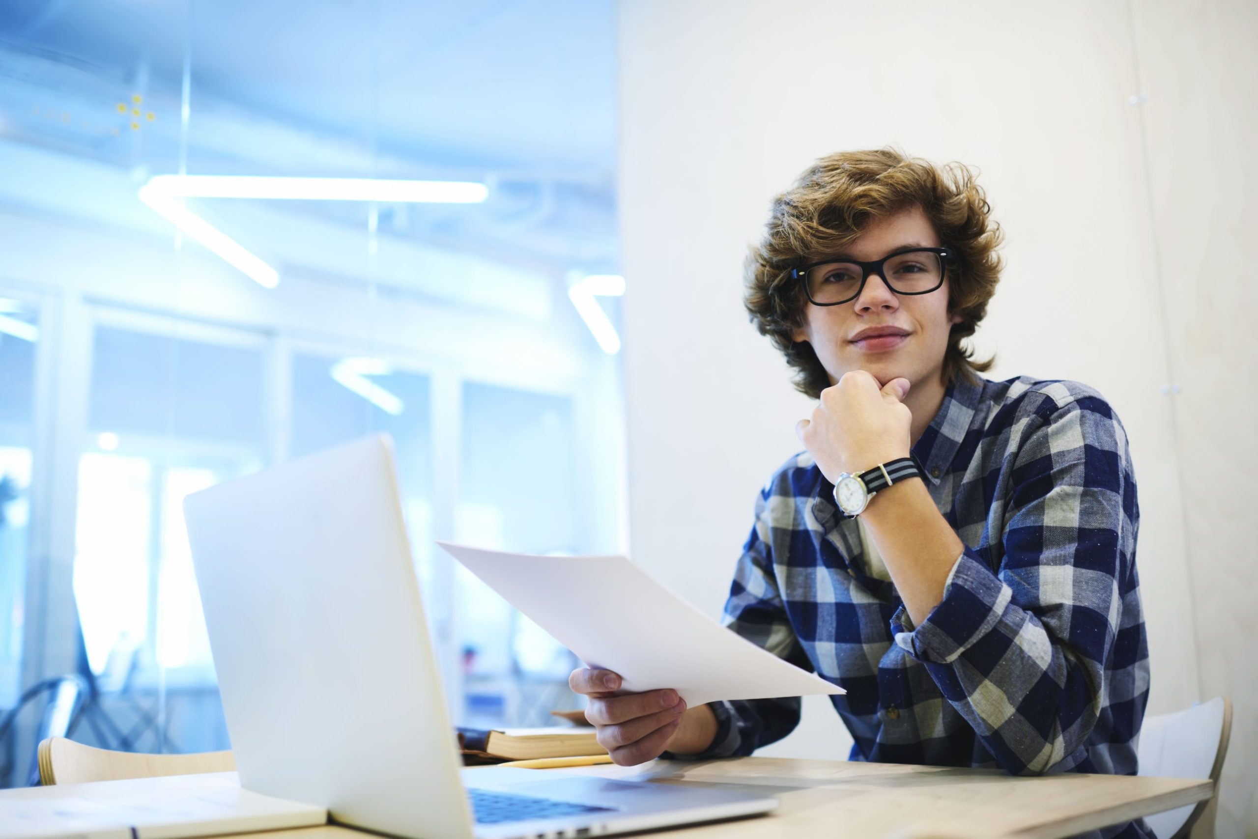 Slika študenta pred računalnikom